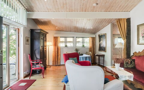 Rindö: Mobilia, Cornice, Costruzione, Divano, Tavolo, Interior Design, Legna, Illuminazione, Sedia, Lampada