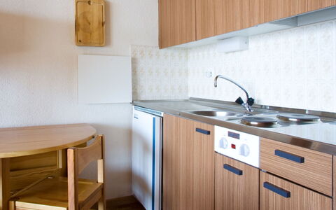 Thyon-Les Collons 644: Lavandino Della Cucina, Cabinetry, Lavello, Proprietà, Costruzione, Rubinetto, Controsoffitto, Legna, Interior Design, Illuminazione