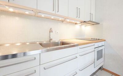 Combire 302 644.61: Cucina, Pavimentazione, Legna, Interior Design, Controsoffitto, Pavimento, Cabinetry, Soffitto, Idraulico Fixture, Lavandino Della Cucina