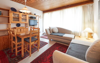 Dixence 310 644.49: Proprietà, Tavolo, Mobilia, Divano, Comfort, Legna, Interior Design, Arancia, Illuminazione, Soggiorno