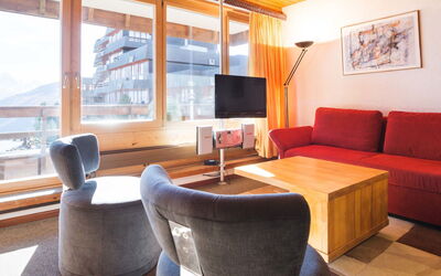 Dixence 212 644.39: Mobilia, Comfort, Legna, Soggiorno, Illuminazione, Interior Design, Pavimentazione, Tavolo, Pavimento, Divano