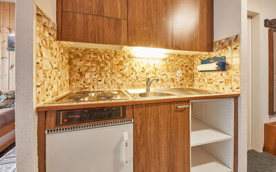 Greppon 306 644.56: Controsoffitto, Cabinetry, Mobilia, Cucina, Legna, Costruzione, Interior Design, Pavimentazione, Pavimento, Color Legno