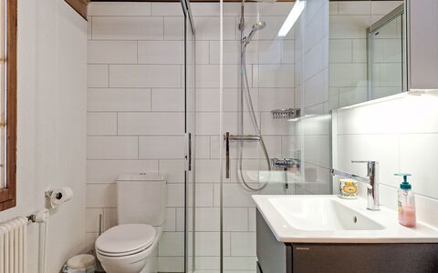 Schwenden 150: Bagno, Idraulico Fixture, Pavimentazione, Toilet Seat, Lavandino Del Bagno, Gabinetto, Lavello, Interior Design, Pavimento, Rubinetto