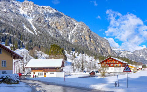 Schwenden 150: Nube, Cielo, Neve, Montagna, Blu, Paesaggio Naturale, Costruzione, Albero, Pendenza, Highland