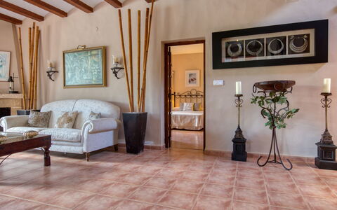 Villa Adelfa: Camera, Proprietà, Interior Design, Mobilia, Costruzione, Pavimento, Soffitto, Piastrella, Parete, Immobiliare