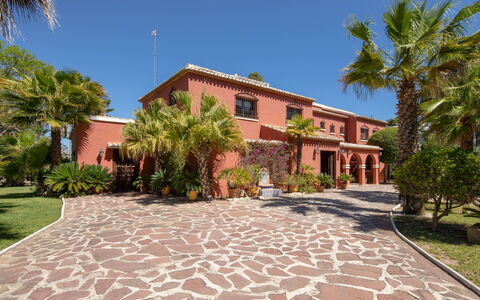 Villa Adelfa: Proprietà, Casa, Costruzione, Immobiliare, Casa, Zona Residenziale, Estate, Albero, Architettura, Vacanza