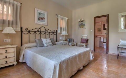 Villa Adelfa: Camera Da Letto, Mobilia, Letto, Camera, Proprietà, Lenzuolo, Pavimento, Interior Design, Telaio Del Letto, Parete