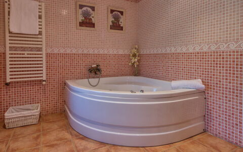 Villa Adelfa: Bagno, Vasca Da Bagno, Piastrella, Proprietà, Camera, Pavimento, Vasca Idromassaggio, Parete, Idraulico Fixture, Interior Design