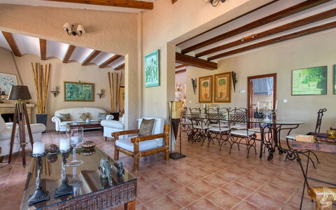 Villa Adelfa: Cornice, Legna, Tavolo, Sala, Architettura, Interior Design, Soggiorno, Pavimento, Pavimentazione, Sedia