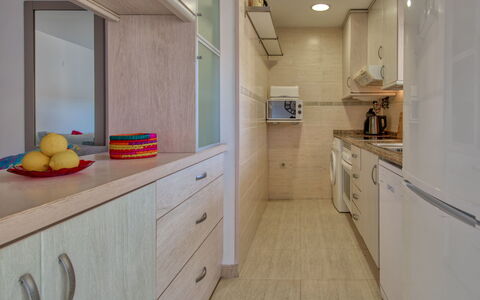 Residencial Roma: Camera, Proprietà, Pavimento, Mobilia, Interior Design, Cabinetry, Giallo, Controsoffitto, Costruzione, Cucina