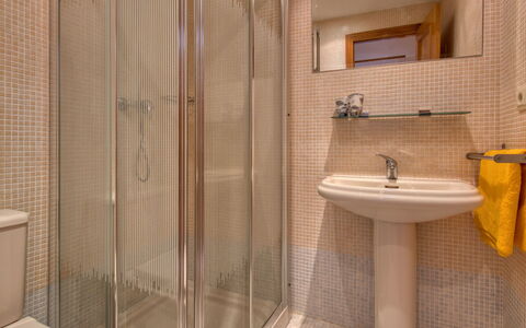 Residencial Roma: Bagno, Camera, Proprietà, Tenda, Piastrella, Interior Design, Idraulico Fixture, Pavimento, Architettura, Costruzione