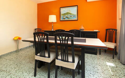 Alma: Camera, Mobilia, Sala Da Pranzo, Tavolo, Proprietà, Sedia, Interior Design, Cucina & Sala Da Pranzo Tavolo, Giallo, Arancia