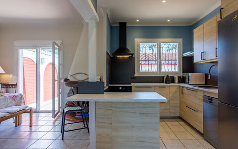 Ile de France: Mobilia, Cabinetry, Controsoffitto, Legna, Interior Design, Elettrodomestico Da Cucina, Cucina, Elettrodomestico, Tavolo, Soggiorno