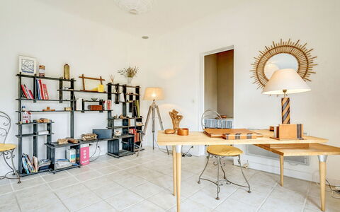 Ile de France: Interior Design, Camera, Mobilia, Proprietà, Tavolo, Giallo, Costruzione, Mensola, Pavimento, Design
