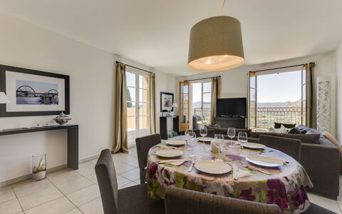 Grimaud 202: Camera, Proprietà, Interior Design, Mobilia, Costruzione, Camera Da Letto, Pavimento, Immobiliare, Tavolo, Casa