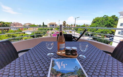 Fréjus 561: Balcone, Mobili Da Esterno, Appartamento, Sedia, Eco Hotel, Tavolo Esterno, Ricorrere, Hotel, Terrazza, Cucina & Sala Da Pranzo Tavolo