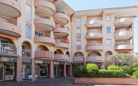 Le Consul: Costruzione, Proprietà, Cielo, Luce, Azzurro, Piscina, Pianta, Finestra, Shade, Albero