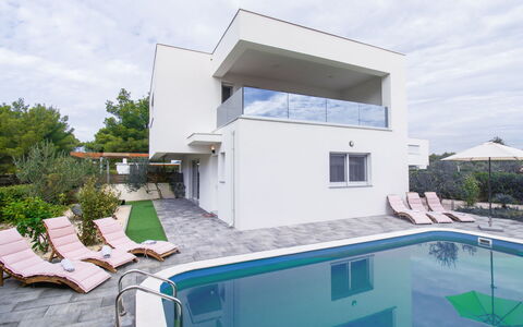 Villa Nika: Cielo, Nube, Proprietà, Costruzione, Pianta, Acqua, Architettura, Shade, Finestra, Zona Residenziale
