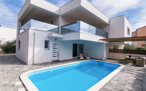 Villa Franko: Pianta, Costruzione, Giorno, Cielo, Proprietà, Mobilia, Nube, Finestra, Azzurro, Piscina
