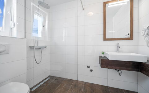 Villa Loreta: Bagno, Proprietà, Camera, Piastrella, Pavimento, Idraulico Fixture, Interior Design, Parete, Costruzione, Immobiliare