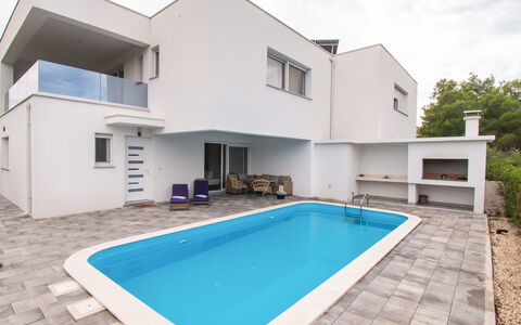 Villa Loreta: Cielo, Neve, Nube, Finestra, Costruzione, Casa, Albero, Pianta, Pendenza, Villetta