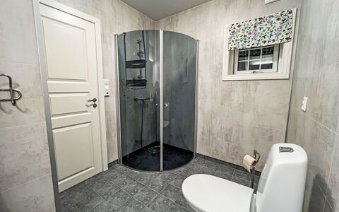 Greenhouse: Toilet Seat, Bagno, Gabinetto, Idraulico Fixture, Pavimentazione, Pavimento, Interior Design, Idraulico, Piastrella, Lavello
