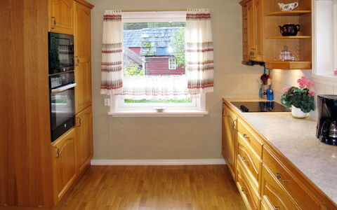 Greenhouse: Cabinetry, Legna, Interior Design, Pavimentazione, Controsoffitto, Finestra, Pavimento, Cucina, Color Legno, Cassetto