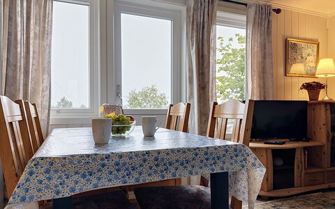 Lihesten: Mobilia, Interior Design, Pavimentazione, Pavimento, Tavolo, Soffitto, Cucina & Sala Da Pranzo Tavolo, Illuminazione, Sedia, Casa