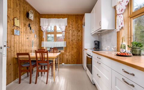 Elvehuset: Legna, Interior Design, Cucina, Casa, Soffitto, Casa, Pavimentazione, Mobilia, Camera, Color Legno