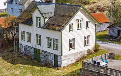 Elvehuset: Costruzione, Finestra, Casa, Tetto, Casa, Villetta, Zona Residenziale, Area Rurale, Arbusto
