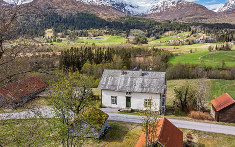 Elvehuset: Erba, Albero, Geografia Montane, Casa, Collina, Paesaggio Naturale, Montagna, Highland, Paesaggio