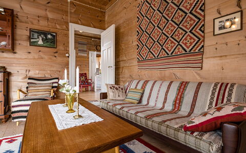 Elvehuset: Pavimentazione, Interior Design, Pavimento, Mobilia, Legna, Soffitto, Divano, Camera, Soggiorno, Tappeto