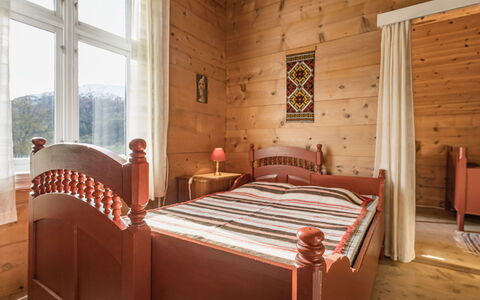 Elvehuset: Mobilia, Camera Da Letto, Letto, Interior Design, Legna, Pavimentazione, Pavimento, Camera, Lenzuolo, Bedding