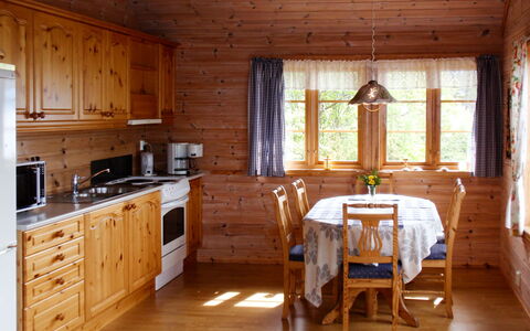 Eiknes: Cabinetry, Proprietà, Mobilia, Controsoffitto, Legna, Costruzione, Cassetto, Finestra, Interior Design, Architettura