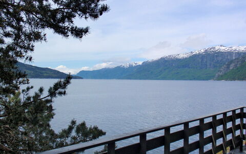 Eiknes: Nube, Acqua, Cielo, Montagna, Risorse Idriche, Albero, Recinzione, Lago, Paesaggio Naturale, Orizzonte