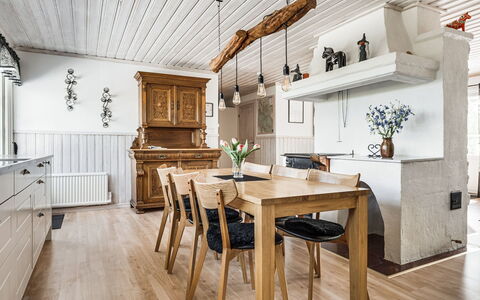 Kringelfjorden Nävern: Tavolo, Proprietà, Mobilia, Legna, Cabinetry, Interior Design, Scrivania, Divano, Sedia