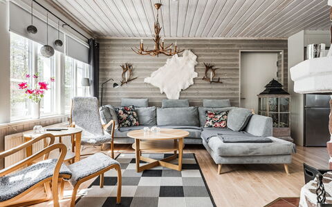 Kringelfjorden Nävern: Mobilia, Proprietà, Divano, Tavolo, Cornice, Illuminazione, Interior Design, Pavimento, Legna