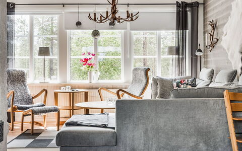Kringelfjorden Nävern: Mobilia, Proprietà, Tavolo, Finestra, Legna, Sedia, Interior Design, Pavimentazione, Comfort, Pavimento