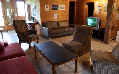 Chalet Anthamatten 602.3: Tavolo, Proprietà, Mobilia, Divano, Legna, Cornice, Comfort, Architettura, Soggiorno, Interior Design