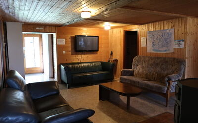 Chalet Anthamatten 602.2: Tavolo, Mobilia, Proprietà, Divano, Legna, Cornice, Interior Design, Costruzione, Soggiorno, Pavimento