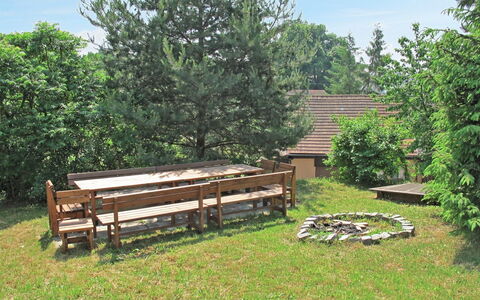 Jitka: Paesaggio Naturale, Proprietà, Riserva Naturale, Albero, Cortile, Banco, Mobilia, Erba, Backyard, Giardino