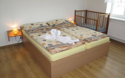 Jitka: Mobilia, Letto, Telaio Del Letto, Materasso, Pavimento, Camera, Camera Da Letto, Bedding, Latifoglie, Tessile