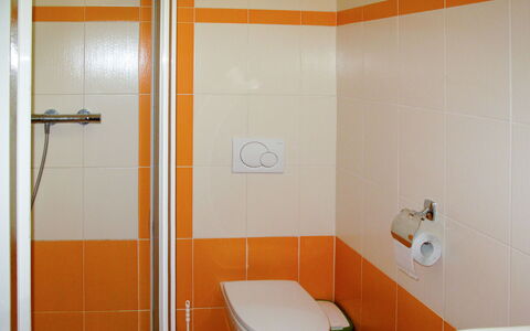 Jitka: Marrone, Idraulico Fixture, Toilet Seat, Bagno, Costruzione, Gabinetto, Interior Design, Viola, Pavimentazione