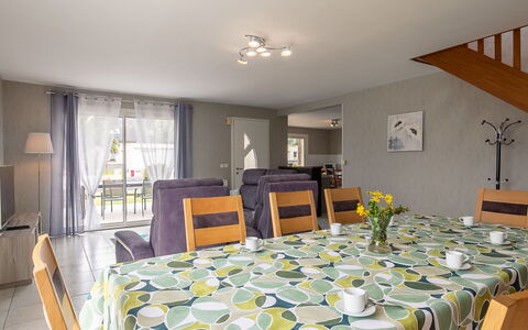 Les Camélias: Tavolo, Proprietà, Decorazione, Tovaglia, Finestra, Sedia, Illuminazione, Interior Design, Tavola, Costruzione