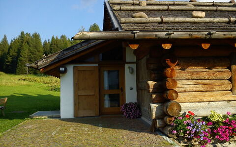 Chalet Baita Tabià Dolomites: Costruzione, Pianta, Cielo, Proprietà, Finestra, Fiore, Albero, Casa, Nube, Shade