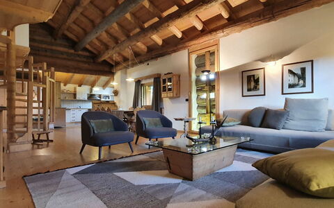 Chalet Baita Tabià Dolomites: Mobilia, Divano, Cornice, Legna, Interior Design, Tavolo, Pavimentazione, Pavimento, Lampada, Soggiorno