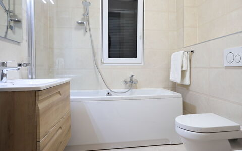 Jakša: Bagno, Camera, Proprietà, Rubinetto, Idraulico Fixture, Parete, Piastrella, Interior Design, Pavimento, Bagno Accessorio