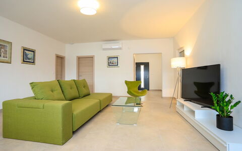 Jakša: Soggiorno, Camera, Mobilia, Proprietà, Interior Design, Verde, Pavimento, Soffitto, Costruzione, Giallo