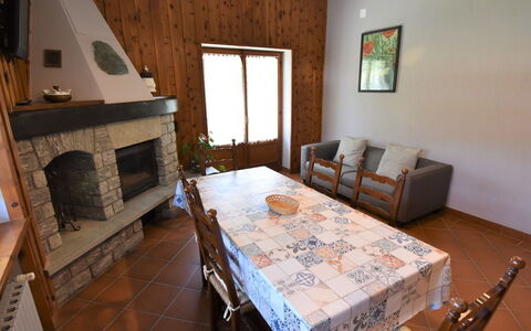 Fenis 300: Camera, Proprietà, Mobilia, Pavimento, Costruzione, Camera Da Letto, Latifoglie, Interior Design, Casa, Immobiliare