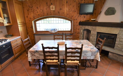 Fenis 300: Camera, Proprietà, Mobilia, Pavimento, Interior Design, Costruzione, Latifoglie, Tavolo, Immobiliare, Sala Da Pranzo